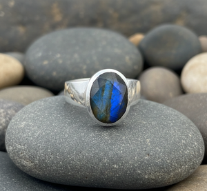 Anillo Clásico de Plata de Ley 925 con Engaste de Labradorita Ovalada para Mujer, Ideal para Fiestas - Product Image 6