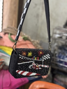 Sac messager léger et grande capacité pour femme, style bohème moderne indien, brodé et perlé, fait main, idéal pour les soirées d'été - Product Image 4