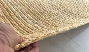 Tapis à rayures tricoté à la main, texture épaisse, prix d'usine, fabriqué en polyester, idéal pour les intérieurs de luxe et l'extérieur. - Product Image 4