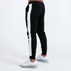 Pantalon de survêtement décontracté noir à rayures pour homme avec bandes latérales blanches, taille à cordon de serrage et bas élastiqués – Idéal pour l'automne - Product Image 3