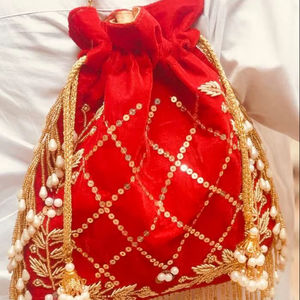 Sac Potli en Velours Rouge avec Broderie Grille Pailletée Dorée, Franges de Perles et Pompon, pour Femme, Mariage, Mariée, Sac à Cordon, Vente en Gros - Product Image 1
