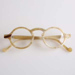 Montures de lunettes classiques haut de gamme faites à la main en véritable corne de buffle, couleur naturelle, rondes, imperméables, style animalier - Product Image 1