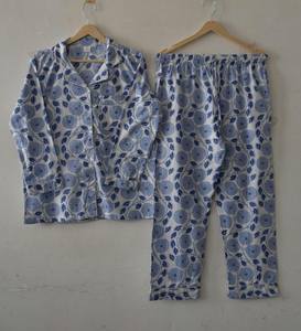 Ensemble de pyjama en coton imprimé à la main avec motifs floraux bleus élégants, 100% coton de qualité supérieure, respirant, séchage rapide, confortable pour l'été, élastiqué - Product Image 1