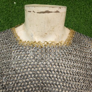 Haubert médiéval en acier doux à anneaux rivetés, avec bordure en anneaux de laiton, demi-manches, armure de chevalier pour reconstitution historique - Product Image 4