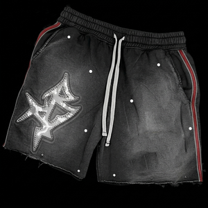 Shorts en molleton de coton délavé à l'acide 320 GSM Premium Noir avec panneau rayé rouge et logo brodé en strass personnalisé pour femme - Product Image 1