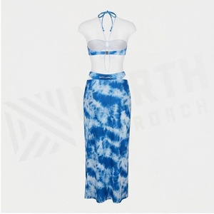 Ensemble 2 pièces tie-dye bleu pour femme, haut croisé à bretelles avec jupe, tankini extensible, vêtements de plage - Product Image 3