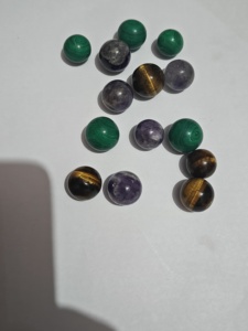 Sphère polie en pierres précieuses naturelles multiples : Œil de tigre, Malachite, Améthyste – Cabochons ronds en vrac – Fournisseur en gros de perles de cristal - Product Image 4