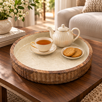 Plateau de service rond en bois naturel émaillé |   Plateau de table décoratif en bois texturé crème pour la maison et la cuisine, idéal comme cadeau