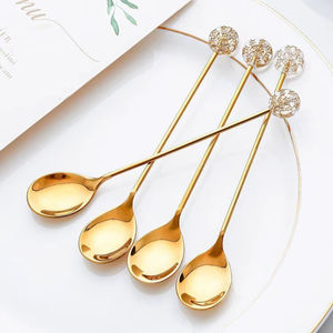 Présentation artistique de la vaisselle de table, mettant en valeur une élégance sculptée et un attrait décoratif - Product Image 1