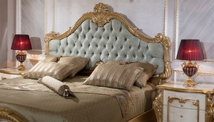 Ensemble de chambre à coucher de luxe en bois de mahogany massif, lit king-size sculpté à l'or, grand placard, 2 tables de nuit et coiffeuse - Product Image 5