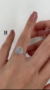 Bague de fiançailles de luxe en or blanc 14K 18K avec diamant de laboratoire taille trillon, micro-pavé et halo triangulaire, alliance de mariage - Product Image 1