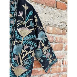 Veste en velours noir faite à la main avec broderie Suzani, veste d'hiver unisexe, style bohème chic, veste pour femme avec doublure en coton - Product Image 4