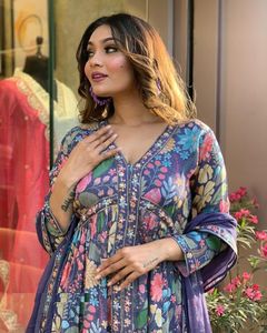 Kurta en tissu mousseline de créateur avec imprimé numérique multicolore, pantalon assorti et dupatta Nazneen avec bordure en dentelle à imprimé numérique multicolore - Product Image 3