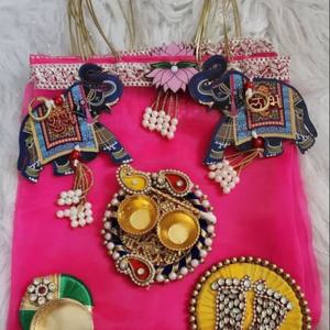 Sac cadeau Potli rose artisanal avec motifs d'éléphants, pompons en perles et design Thali pour les mariages, Diwali, cadeaux de remerciement - Product Image 1
