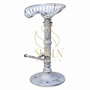 Tabouret de bar extérieur industriel en fonte blanc vieilli, style siège de tracteur, qualité commerciale, Suren Space SS1686 - Product Image 1