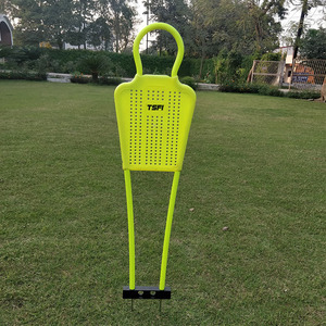 หุ่นฝึกซ้อมฟุตบอล PVC ขนาดเล็กสำหรับเยาวชน พร้อมเป้าหมายเตะฟรีคิก แผ่นฝึกซ้อมแบบเจาะรูพร้อมฐานโลหะสำหรับการฝึกซ้อมฟุตบอล - Product Image 1