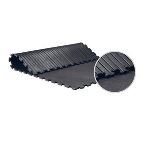 Tapis d'écurie en caoutchouc de qualité supérieure avec fond à rainures et interverrous sur quatre côtés, revêtement de sol durable antidérapant pour boxes à chevaux, à vendre - Product Image 4