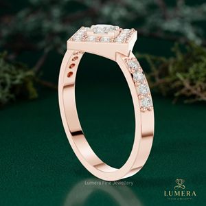 Bague géométrique ronde avec halo de diamants et accent en forme de cerf-volant, bande micro-pavée droite polie, bague minimaliste pour petite amie - Product Image 3