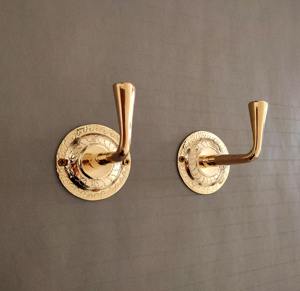 Gancho de pared dorado de calidad premium, elegante colgador de metal adecuado para accesorios de baño, batas y decoración interior moderna. - Product Image 1