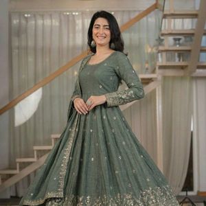 Conjunto de traje Anarkali de seda gruesa para mujer con bordado de lentejuelas, pantalón y dupatta |   Conjunto de Kurti para Fiesta Completamente Cosido - Product Image 3