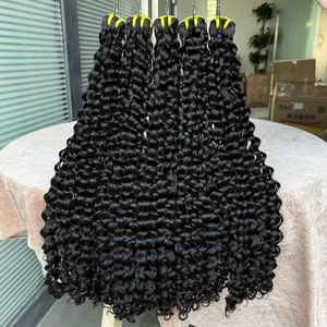 Les cheveux bouclés doux et soyeux fabriqués à 100% de cheveux humains se mélangent naturellement et offrent un style facile avec des boucles définies - Product Image 5