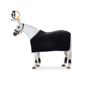 Manta de Invierno para Caballos con Cubrecuello Desmontable, Impermeable y con Forro Polar - Product Image 2