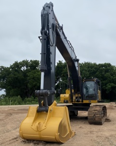 Excavatrice hydraulique presque neuve 2022 JOHN DEERE 470G LC de taille standard prête à être expédiée - Product Image 3