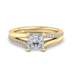 Bague de mariage classique pour femme en argent sterling 925 avec moissanite taille princesse et accent demi-pavé croisé - Product Image 1