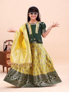 Lehenga Choli traditionnel indien pour filles, en jacquard, avec dupatta tissé de créateur, origine Gujarati, tissu extensible et absorbant l'humidité - Product Image 1