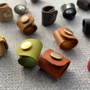 แหวนหนังทำมือสำหรับผูกผ้าพันคอ สไตล์วินเทจ ที่เกี่ยวผ้าพันคอ หัวเข็มขัดเก๋ไก๋ อุปกรณ์เสริมขนาดเล็ก แฟชั่นมินิมอล กระดุมสีรุ้ง - Product Image 3