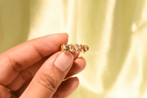 Anillo con Bisel de Zafiro Multicolor Natural en Oro Amarillo Sólido de 18K – Banda de Piedras Preciosas Redondas Ombré, Piedra de Nacimiento de Septiembre - Product Image 3