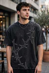 เสื้อยืดโอเวอร์ไซส์สีดำสำหรับผู้ชายจาก ONETEN APPARELS พิมพ์ลายด้านหน้าด้วยเทคนิคซิลค์สกรีน แขนสั้น ผลิตจากผ้าฝ้ายเจอร์ซีย์ที่เป็นมิตรต่อสิ่งแวดล้อม สไตล์สตรีทแฟชั่น - Product Image 5