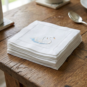 Serviette de cocktail carrée personnalisée en coton brodé avec motif cygne pour couple, 6x6 pouces, réutilisable, avec ourlet festonné, pour bar à domicile et événements - Product Image 3