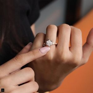 แหวนทรงกลมประดับเพชรแบบ Pave Prongs ดีไซน์ดอกไม้ พร้อมก้านแหวนแบบเกลียว ประดับเพชรเม็ดใหญ่ 2 กะรัต และเพชรเม็ดเล็ก 0.30 กะรัต รวมน้ำหนัก 2 กะรัต - Product Image 1