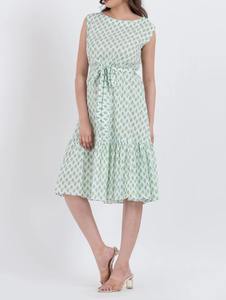 Robe midi en coton sans manches à motifs floraux, de qualité excellente, légère et confortable, tenue d'été disponible à la vente - Product Image 4
