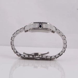 Montre-bracelet de luxe carrée sertie de diamants, cadran à chiffres romains, aiguilles bleues, couronne ornée de pierres précieuses, bracelet somptueux, pierres précieuses étincelantes - Product Image 3