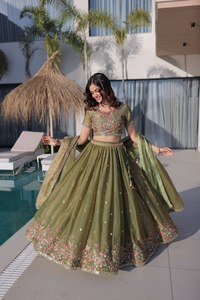 Ensemble Lehenga Choli en soie Fendy de qualité supérieure pour femmes avec broderie multi-fils et dupatta de créateur - Product Image 1
