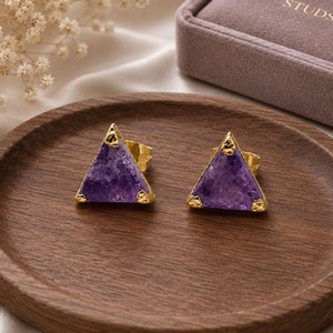 Pendientes Triangulares de Amatista |   Joyería Chapada en Oro |   Pendientes Geométricos Modernos - Product Image 1