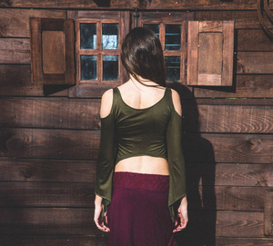 Elegante Blusa con Hombros Descubiertos y Mangas Acampanadas, con Estética Bohemia y Diseño Inspirado en la Fantasía, Regalo para Ella - Product Image 4