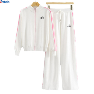 Conjunto Deportivo de Invierno para Mujer con Logotipo Personalizado, Chaqueta con Cierre Completo y Pantalones Acampanados de 2 Piezas con Forro Polar Ecológico - Product Image 1