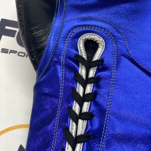 ถุงมือชกมวยแบบสั่งทำพิเศษ น้ำหนักเบา สีดำ-น้ำเงิน ปิดแบบผูกเชือก ไม่มีการ์ด "Boxing"  ไม่มีการ์ด "Life"  ผลิตตามแบบ OEM ODM สำหรับศิลปะการต่อสู้ MMA ของแท้ - Product Image 5