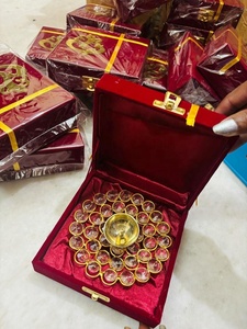 Ensemble de Diya en cristal élégant, magnifiquement conçu avec un motif floral, Diya qui reflète la lumière avec grâce pour les fêtes de déménagement - Product Image 2