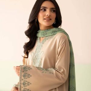 Kurti de Seda Romana Pura Bordada con Palazzo y Dupatta de Georgette Sintética con Lentejuelas, Traje de Diseño Étnico para Fiesta - Product Image 1