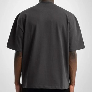 เสื้อยืดคอกลมแขนสั้นสีเทาเข้มทรงปกติสำหรับผู้ชาย ผ้าฝ้ายเจอร์ซีย์ 100% สีพื้นลำลอง ระบายอากาศได้ดี น้ำหนัก 220 กรัม แบบถัก - Product Image 4