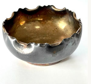 Cuenco Decorativo de Metal con Borde Ondulado Hecho a Mano, Acabado Antiguo, Centro de Mesa, en Color Bronce Antiguo y Latón con Ondas - Product Image 1