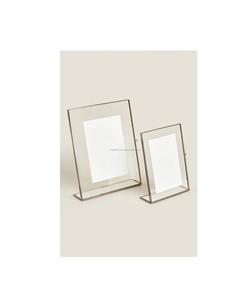 Elegante marco de fotos de metal, ideal para regalar a los seres queridos, con una construcción robusta y un hermoso acabado atemporal. - Product Image 2