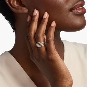 Bague de fiançailles, de mariage et d'anniversaire de luxe en or plaqué 18 carats avec plusieurs rangées de diamants cultivés en laboratoire - Product Image 2