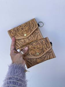 Monedero de Cuero Genuino con Grabado Artesanal, Elegante y Hecho a Mano, Cartera de Cuero con Grabado Artesanal - Product Image 2