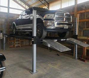 Equipo de elevación comercial para garajes, sistema de elevación de vehículos de cuatro postes para autos, SUV y camiones, elevación hidráulica fuerte y rendimiento suave. - Product Image 1