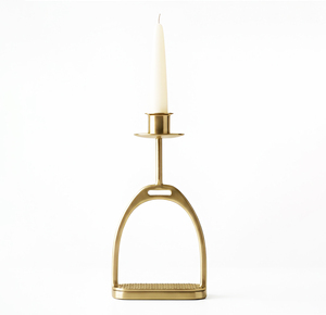 Porte-bougie décoratif équestre avec une élégante finition dorée inspirée du design classique d'une étrier de cheval, avec un support de bougie haut. - Product Image 1